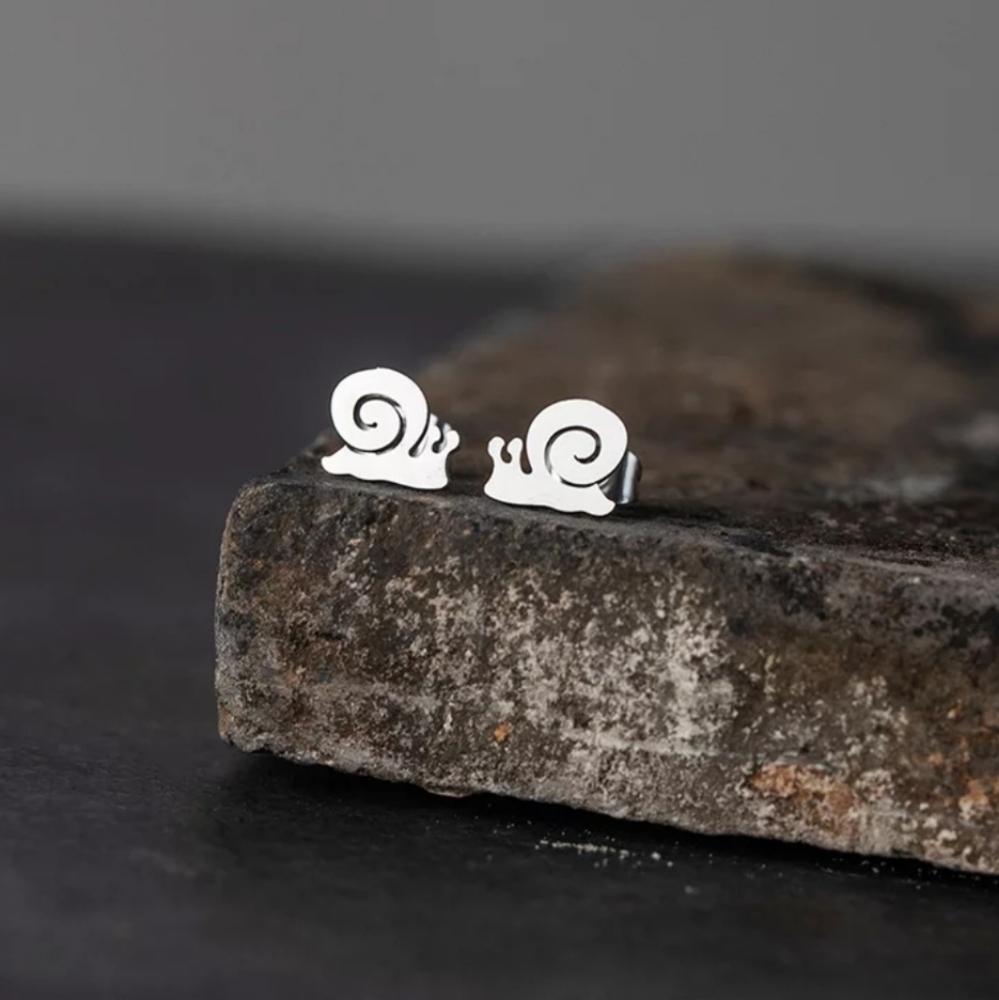 ๐โจ Tiny Snail Earrings - Picture 2 of 3
